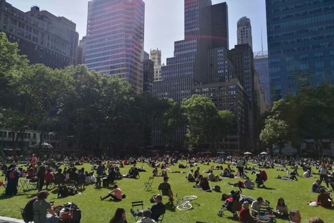 Bryant Park v New Yorku je zlasti poleti priljubljeno pribežališče turistov in domačinov.