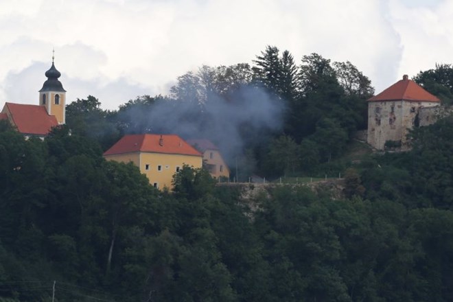 Fotografija območja Vurberka, na katerem strokovnjaki opravljajo deaktivacijo bombe. Od leve proti desni: cerkev, pod njim je...