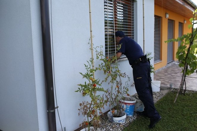 Policisti so preverili, da so z območja odšli vsi prebivalci.