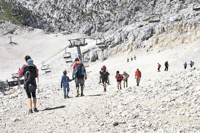 Na Kanin pride v povprečju na dan po 300 turistov, ki se sprehodijo po okolici zgornje postaje, nekateri pa pridejo tudi samo...