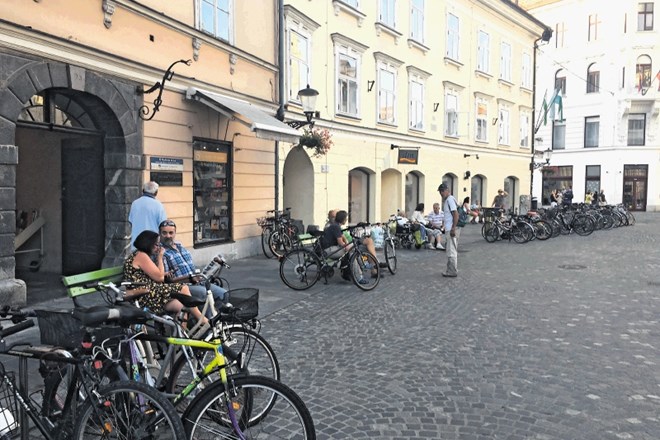 Kdaj bo prišel župan na Magistrat, je mogoče opazovati s štirih klopi, ki so ukleščene med kolesa.