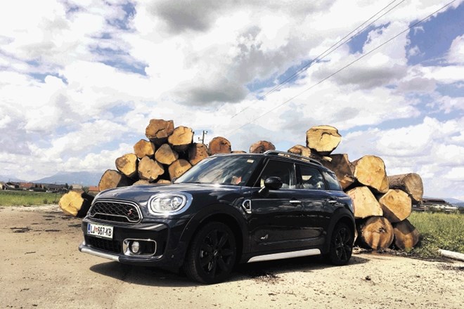 Mini countryman (zgoraj) in mercedes-benz GLA