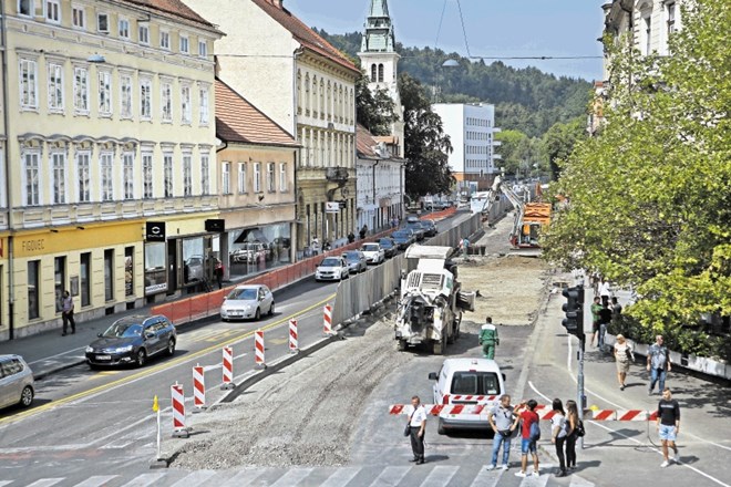 Ko bodo arheologi končali raziskave polovice cestišča Gosposvetske ceste, bodo gradbeni delavci na tem delu prenovili...