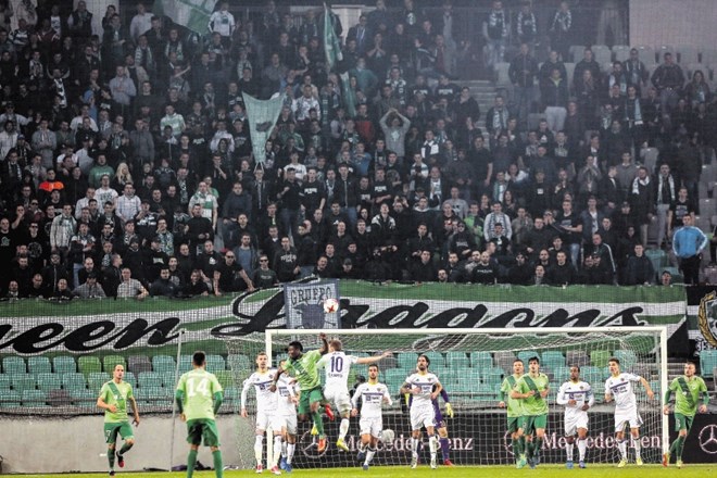 V Stožicah se obeta spektakularen derbi pred polnimi tribunami, na katerih bo tudi 600 navijačev Maribora. Zaradi varnostnih...