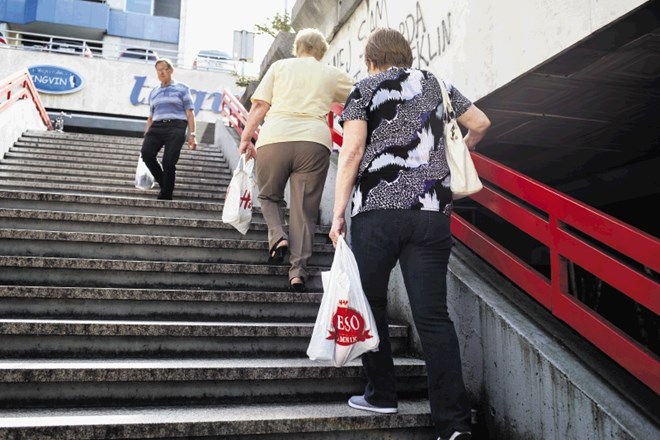 Stanovalci in stanovalke v kompleksu Plava laguna morajo zdaj do najbližje samopostrežne trgovine po kamnitih stopnicah, ker...