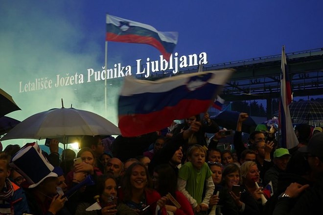 Foto in video: Dvanajst zlatih bratov Ljubljano dvignilo na noge