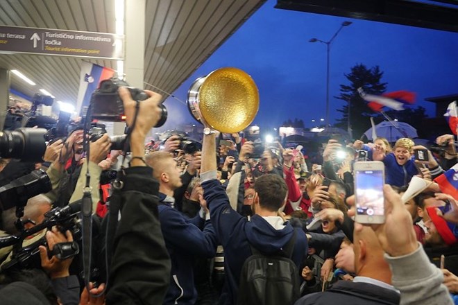 Foto in video: Dvanajst zlatih bratov Ljubljano dvignilo na noge