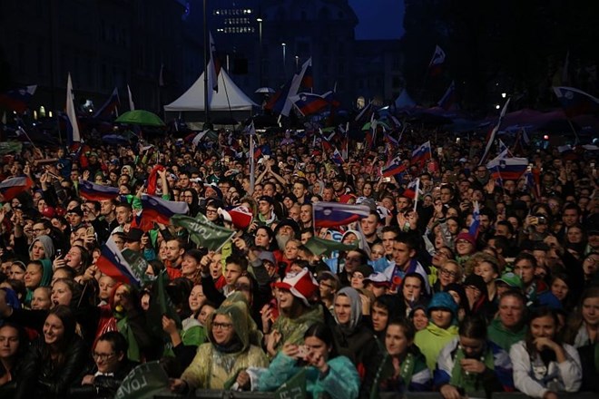 Foto in video: Dvanajst zlatih bratov Ljubljano dvignilo na noge