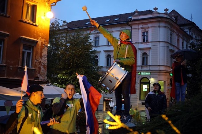 Foto in video: Dvanajst zlatih bratov Ljubljano dvignilo na noge