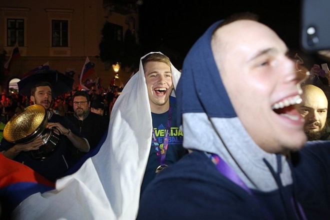 Foto in video: Dvanajst zlatih bratov Ljubljano dvignilo na noge