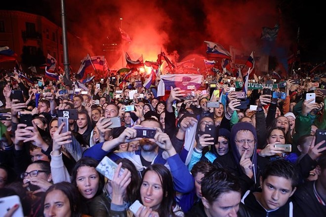 Foto in video: Dvanajst zlatih bratov Ljubljano dvignilo na noge