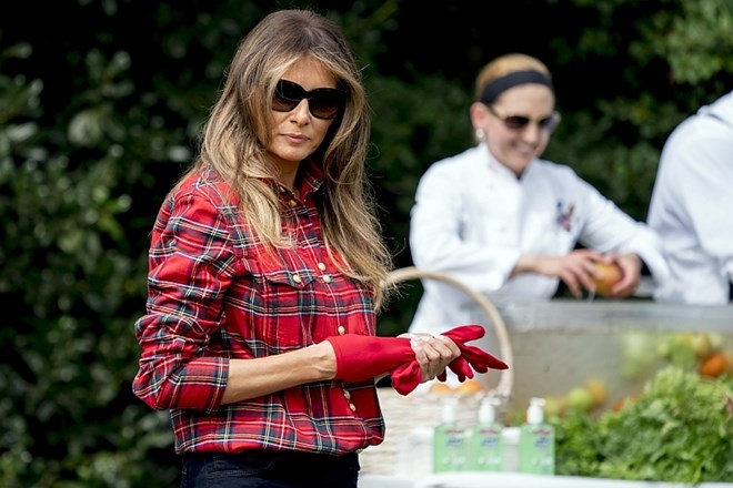 Melania čudovita tudi med vrtnarjenjem v Beli hiši