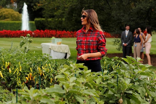 Melania čudovita tudi med vrtnarjenjem v Beli hiši