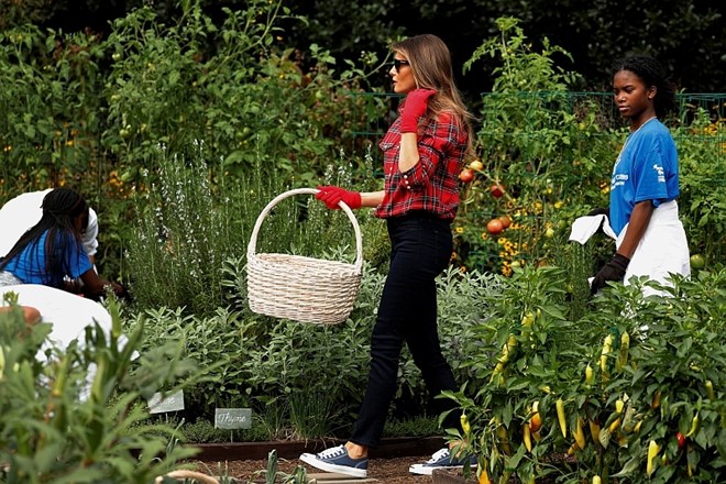 Melania čudovita tudi med vrtnarjenjem v Beli hiši