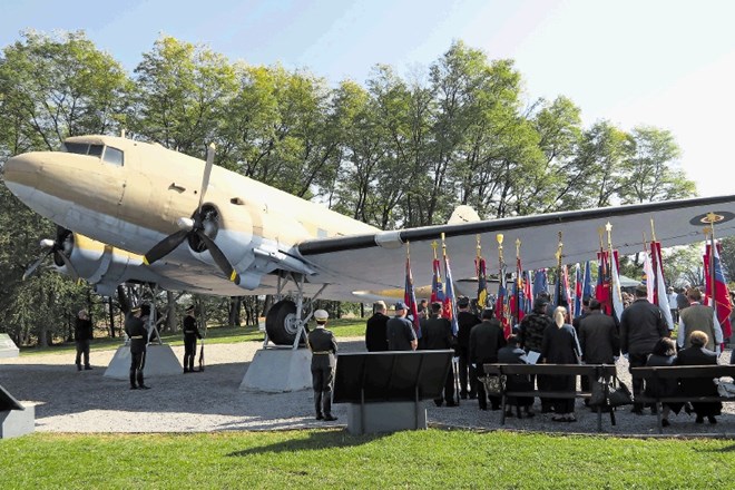 Z letali, kakršno je DC3 dakota na nekdanjem partizanskem letališču Otok pri Metliki, so  zavezniki med drugo svetovno vojno...