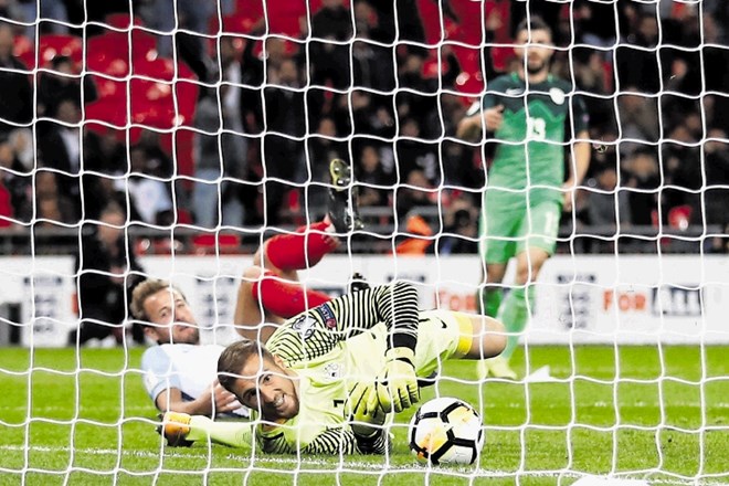 Harry Kane je v 94. minuti takole ukanil slovenskega vratarja Jana Oblaka in odločil zmagovalca na stadionu Wembley.