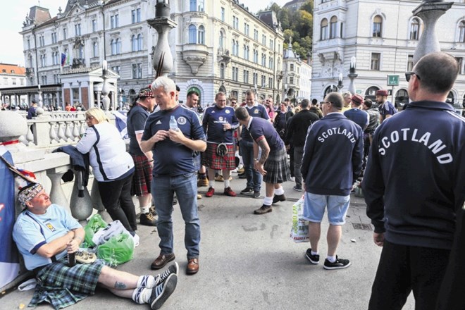 Med nedavnim obiskom škotskih nogometnih navijačev  v Sloveniji je prevladoval mornariški odtenek  modre.