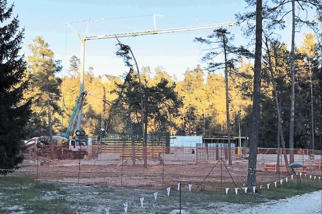 Dela na novem osrednjem objektu med parkiriščem in bajerjem v kampu Šobec hitro napredujejo. Objekt naj bi spomladi, ko bodo...