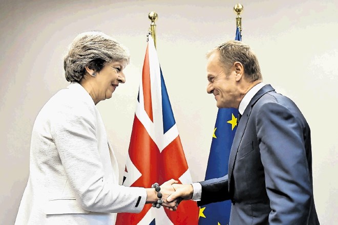 Theresa May na brexit gleda z optimizmom ne glede na dogovor, Donald Tusk pa sporoča, da ni slepe ulice.