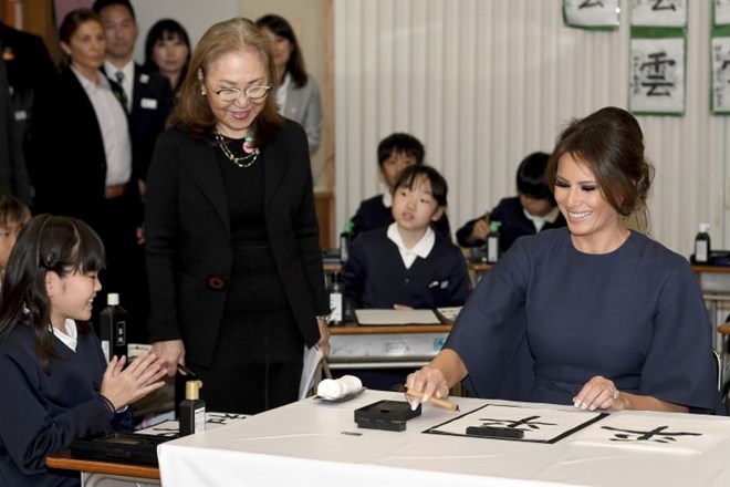 Melania Trump japonskim šolarjem delila »petke«, preizkusila pa se je tudi v kaligrafiji