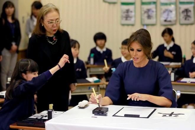 Melania Trump japonskim šolarjem delila »petke«, preizkusila pa se je tudi v kaligrafiji