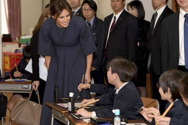 Melania Trump japonskim šolarjem delila »petke«, preizkusila pa se je tudi v kaligrafiji