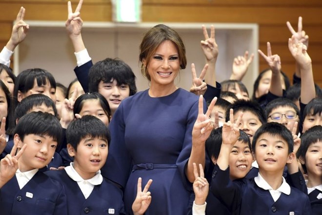 Melania Trump japonskim šolarjem delila »petke«, preizkusila pa se je tudi v kaligrafiji