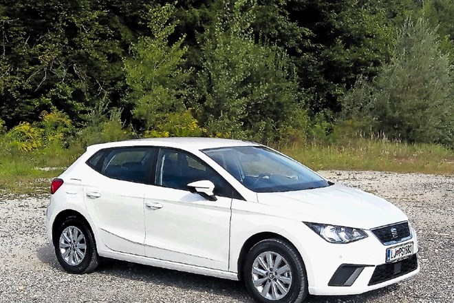 Seat ibiza (levo) in ford fiesta sta podobno velika majhna avtomobila, ki nagovarjata različne  kupce – ibiza je bolj...