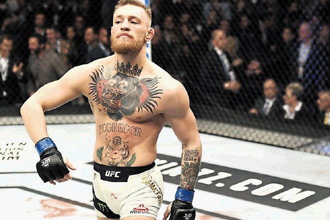 Conor McGregor ne bere časopis, temveč jih dela.