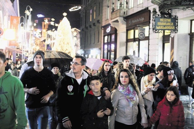 Leto 2017 je v prestolnici na prostem pričakalo več kot 100.000 ljudi, na silvestrovo so bili ljubljanski hoteli...