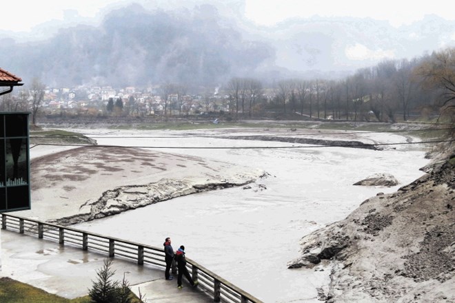 Včerajšnji pogled na jezero, ki običajno vabi s svojo smaragdno barvo Soče.