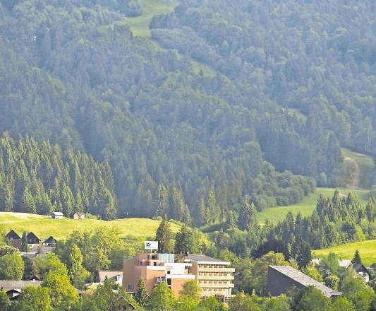 Hotel je zgrajen iz naravnih materialov in je zastavljen tako, da se lepo stopi z okoljem.