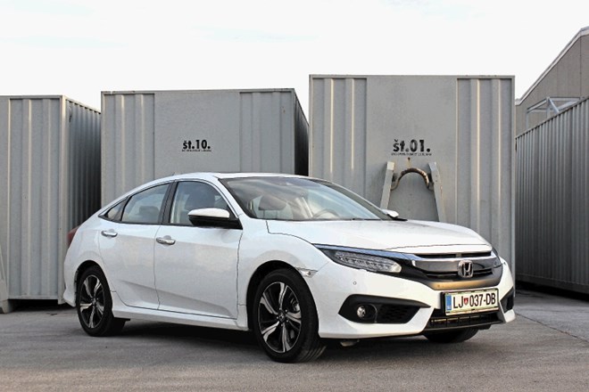 Honda civic grand se med vožnjo ne razlikuje bistveno od kombilimuzinske.