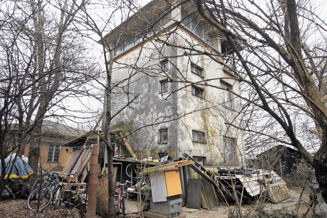 Stavbe starega letališča ob Letališki cesti so več let zapored nezadržno propadale.