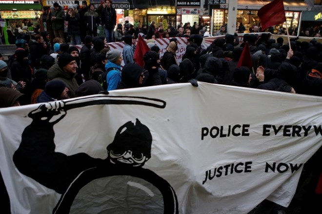 #foto Na tisoče ljudi na Dunaju protestiralo proti novi desni vladi