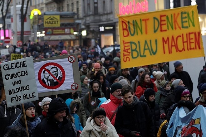 #foto Na tisoče ljudi na Dunaju protestiralo proti novi desni vladi