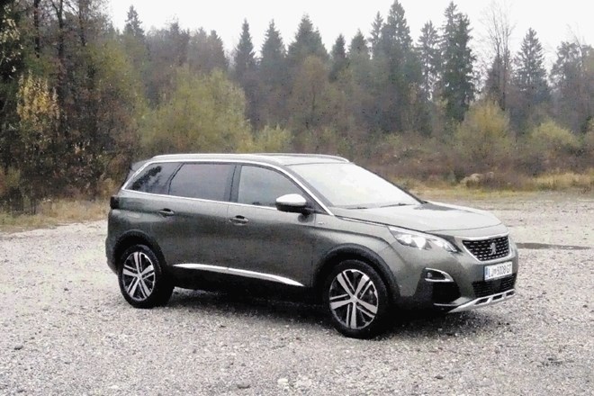 Športna terenca peugeot 5008 (levo) in mazda CX-5  nagovarjata kupce s prostornostjo in zglednimi voznimi lastnostmi.