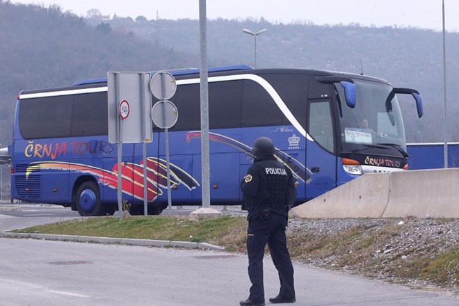 Zaradi pasu s pločevinkami zaprli mejni prehod Dragonja