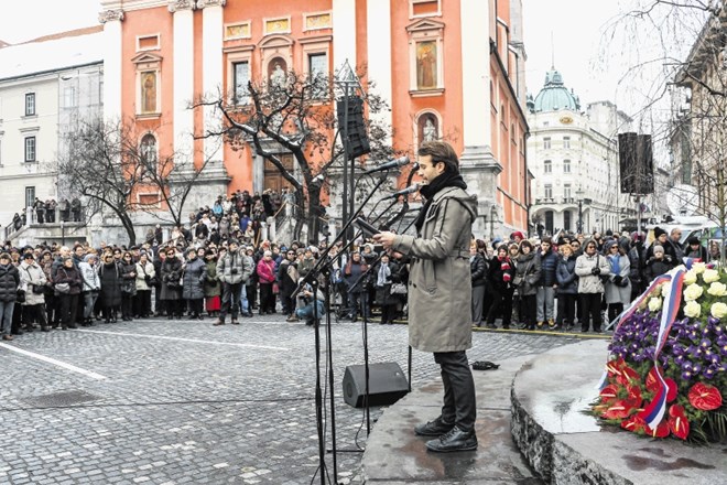 Na tradicionalnem opoldanskem recitalu na Prešernovem trgu v Ljubljani je z interpretacijami Prešernovih in Cankarjevih del...