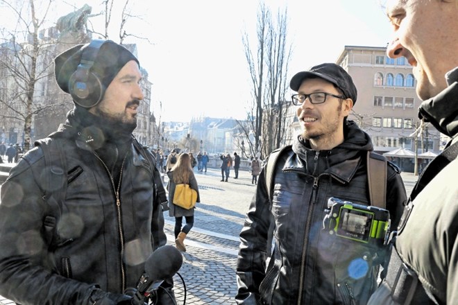 Raziskovalci sodelujočim na čutno-biografskih sprehodih na prsi pripnejo kamero, ki snema njihovo zgodbo.