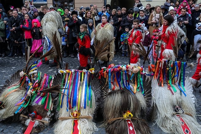 #foto Pustni karneval v Ljubljani: Rečanke preganjale zimo in meddržavne napetosti