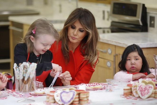 #foto #video Melania na valentinovo hudo bolnim otrokom nesla darila