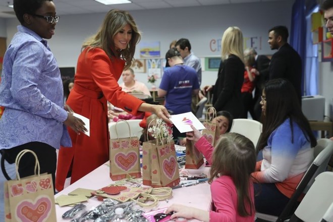 #foto #video Melania na valentinovo hudo bolnim otrokom nesla darila