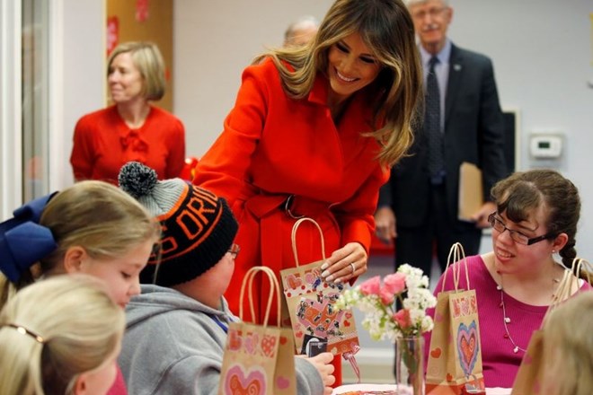 #foto #video Melania na valentinovo hudo bolnim otrokom nesla darila