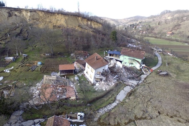 Včerajšnji plaz v Kostajnici se še ni umiril