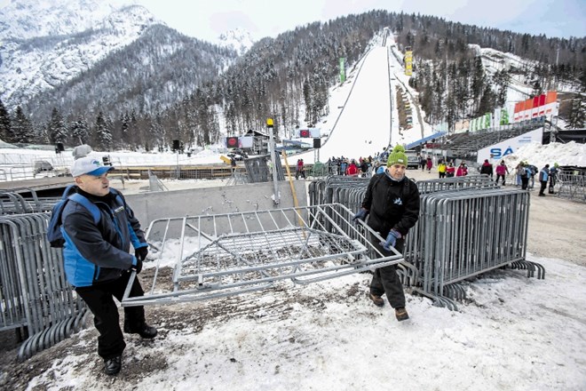 Prednost pri parkiranju bliže prizorišču tekmovanja bodo imela vozila organiziranih prihodov v Planico.