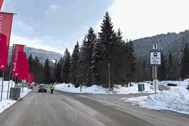 Mesta, kjer bodo ustavljali avtobusi, ki bodo med Planico in parkirišči opravljali krožne vožnje, so označena s tablami.