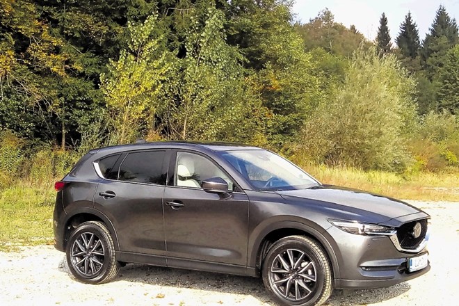 Mazda CX-5 je očem bolj všečna kot njen tekmec, tudi na cesti se izkaže kot bolj dinamičen športni terenec.