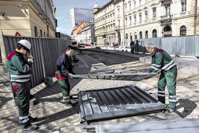 Delavci v Dalmatinovi že odstranili asfalt