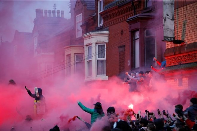 #foto #video Navijači Liverpoola napadli avtobus Manchester Cityja, poškodovana dva policista